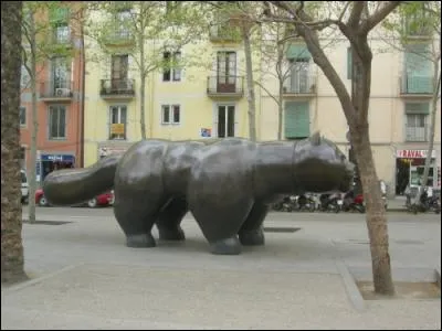 Quel est ce peintre sculpteur colombien qui présente ce beau bébé chat de 7 m de long sur 2,30 m de large ?