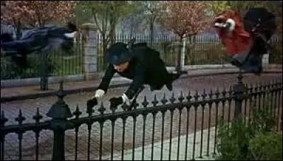 Avec quel accessoire Mary Poppins arriva-t-elle chez les Banks ?