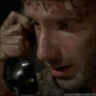 Hershel arrive. Rick partage son secret. Qu'a-t-il entendu lorsqu'Hershel a décroche le téléphone ?