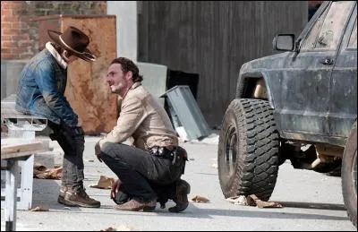 Un membre de la Communauté du Gouverneur était resté à proximité de la prison. Carl était accompagné de Hershel et Beth. Il demande à ce jeune de poser son arme et finit par le tuer de sang-froid. Rick vient lui parler. Que lui répond Carl ?