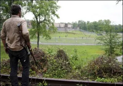 Quand Rick et son groupe sont arrivés à la prison, combien étaient-ils encore ?