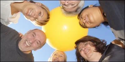 Un collègue jaune dominant apporte dans une équipe...