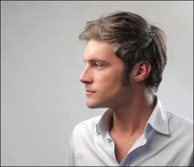 En regardant cette photo, en observant le non verbal, il vous est possible de repérer la tendance couleur de cette personne.