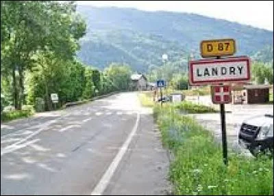 Nous arrivons à Landry. Situé dans la Vallée de la Tarentaise, c'est un village de la région ...