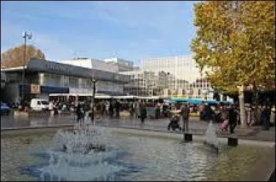 Je vous emmène au marché, à Malakoff. Ville francilienne de 30 000 habitants dans l'arrondissement d'Antony, elle se situe dans le département ...