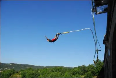 Ton meilleur ami te propose de faire un saut à l'élastique, acceptes-tu ?