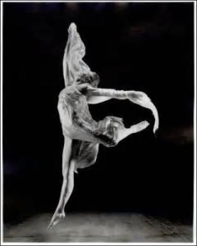La danseuse Isadora Duncan finit :