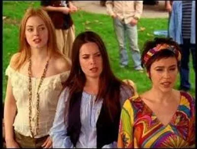 Épisode 11 : Paige tri des affaires dans le grenier et tombe sur des bottes qui appartenait à Penny. Elle décide de les essayer et se retrouve propulsée dans le passé. En quelle année se retrouve-t-elle ?