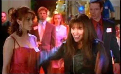 Épisode 17 : Phoebe se rend à la réunion des anciens élèves de son lycée accompagnée de Paige. Elle se sent mal à l'aise et rentre chez elle. Une formule va transformer Phoebe en...