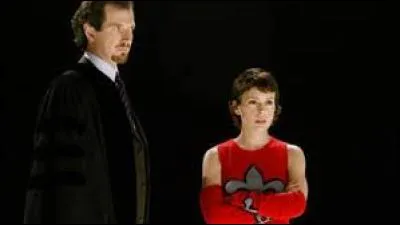 Épisode 19 : Phoebe et Paige sont filmées en train d'utiliser leurs pouvoirs. Elles vont être jugées au tribunal pour cela. Quelle sur va se voir retirer ses pouvoirs personnels temporairement ?