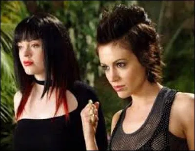 Épisode 22 : Gideon crée un portail qui transporte Chris et Léo dans un reflet du monde actuel où le mal domine. Quelles surs décident d'aller dans ce monde parallèle pour sauver Chris et Léo ?