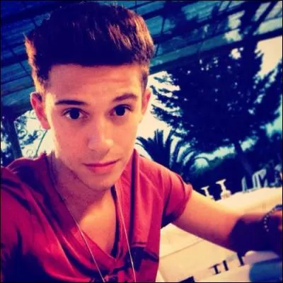 Quel personnage l'ancien acteur de la série "Violetta", Ruggero Pasquarelli joue-t-il ?