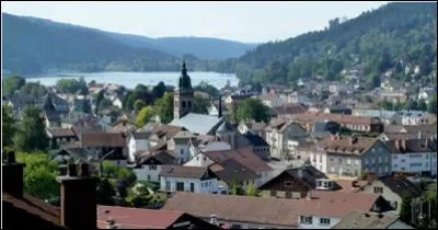 Dans quelle commune un Comité des Promenades qui constitue le premier office de tourisme a-t-il été créé en 1875 ?