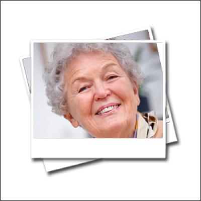 Une personne âgée entre dans le métro.