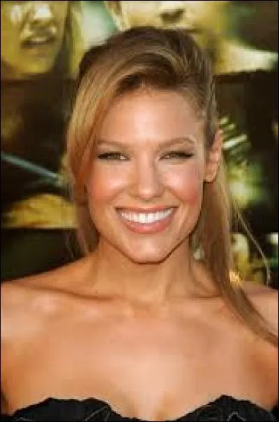 Qui joue le rôle de Nikki Fernandez ?