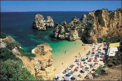 Laquelle de ces villes ne se situe pas en Espagne ?