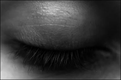 Fermez les yeux et tentez de vous souvenir de la couleur de vos yeux. 

(Utilisez un miroir au besoin)