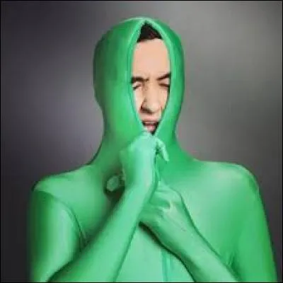 Combien de fois s'est-il fait "tozzé" par une boîte vide, dans ses vidéos "Les objets WTF" ?