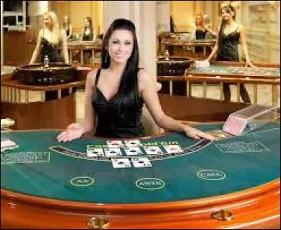 Pour les jeux de tables dans les casinos, comment appelle-t-on le personnel qui est charg&eacute; d'animer le jeu, d'encaisser et distribuer les gains aux joueurs ?