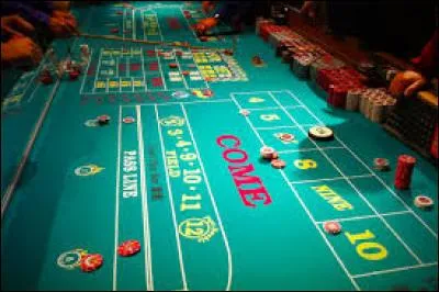 Au jeu du craps, combien de d&eacute;s le joueurs poss&egrave;de-t-il en g&eacute;n&eacute;ral pour chaque partie ?