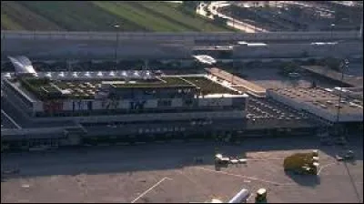 Dans laquelle de ces villes trouve-t-on un aéroport appelé "Wolfgang Amadeus Mozart" ?