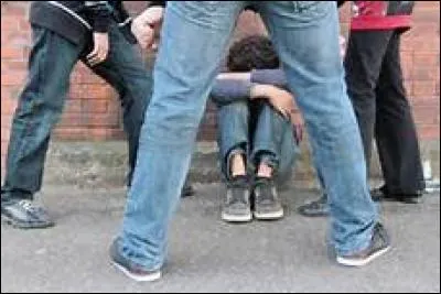 Une élève se fait harceler par des grands élèves...