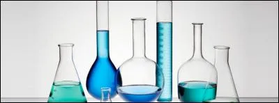 Vous assistez ensuite à un cours de chimie en laboratoire. Vous pouvez choisir vos places puisque le cours est en demi-groupe. Que faites-vous ?