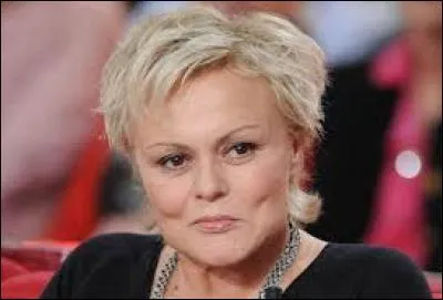 Durant quelle décennie Muriel Robin a-t-elle commencé sa carrière d'humoriste ?