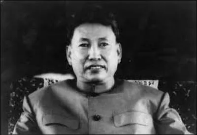 "P" comme "Pol Pot". Durant la seconde moitié des années 70, il dirigea le Cambodge sous un régime totalitaire. Quel drapeau correspond à ce pays ?