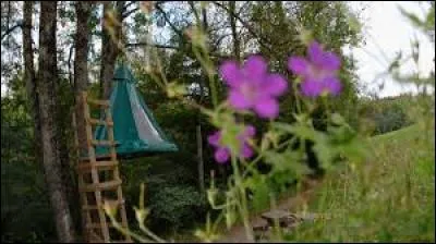 Qui vous invite dans son bivouac pour passer une nuit ?