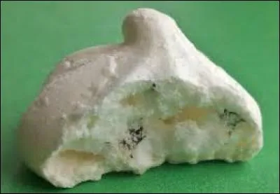 L'origine de son nom est contestée, nous nous plairons à croire que partout il y a des gourmands et que les recettes débordent de la casserole pour se répandre dans bien des lieux.
Vous avez reconnu la craquante friandise. D'où viendrait son nom ?