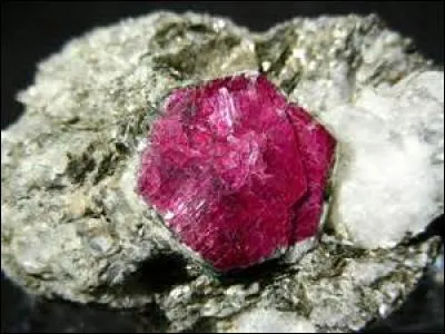 Comment s'appelle cette pierre rouge ?