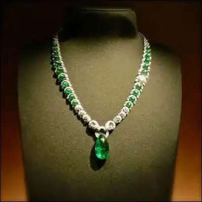 Comment s'appelle la pierre verte sur ce collier ?