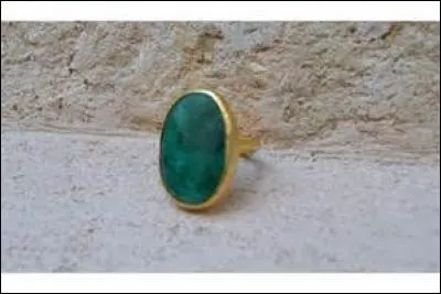 Comment s'appelle la pierre verte sur cette bague, qui peut aussi être un prénom féminin ?