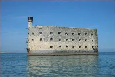 Elle regarde volontiers Fort Boyard. O&ugrave; se situe ce fort ?