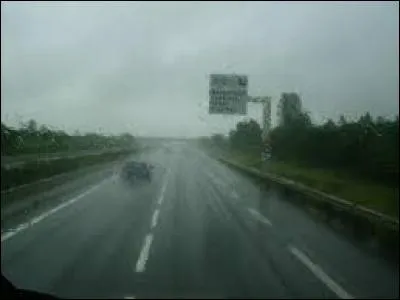 Quelle est la limitation de vitesse sur une route à chaussées séparées par un terre-plein par temps de pluie ?