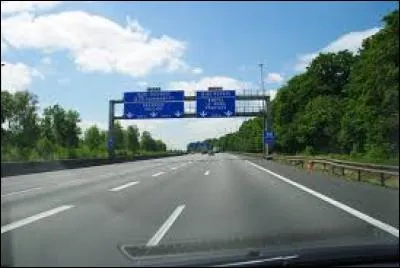 Quelle est la limitation de vitesse sur une autoroute par beau temps pour un conducteur en période probatoire ?