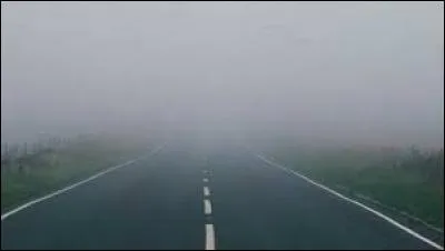 Quelle est la limitation de vitesse a adopté sur une route en plein brouillard où la visibilité est de moins de 50 mètres ?
