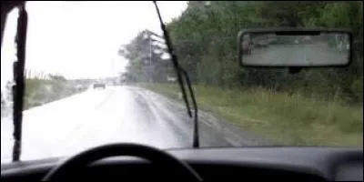 Quelle est la limitation de vitesse sur une route par temps de pluie ?