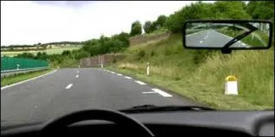 Quelle est la limitation de vitesse sur une route à chaussées séparées par un terre-plein par beau temps ?