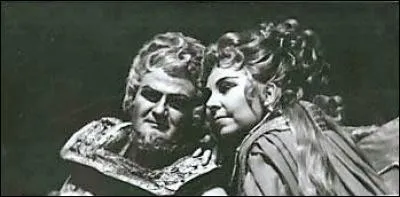 Qui est cette reine de Carthage qui se donna la mort par immolation pour l'amour perdu du prince Énée ?