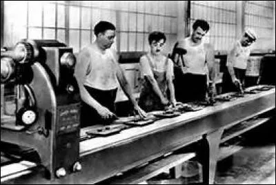 Lequel de ces proc&eacute;d&eacute;s industriels a permis de produire tr&egrave;s rapidement beaucoup de produits standardis&eacute;s ?