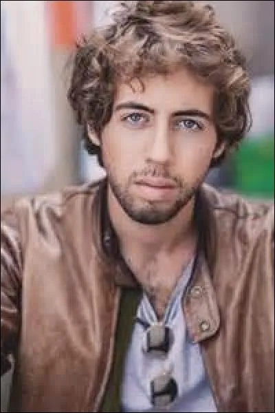 Comment s'appelle le petit copain de Chloé ?