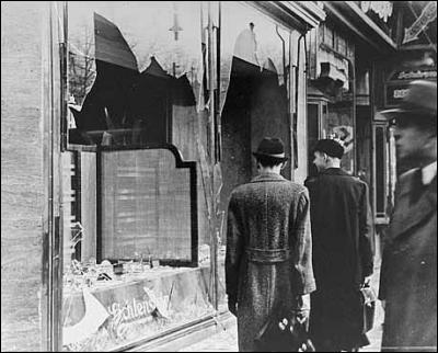 Dans la nuit du 9 au 10 novembre 1938, les nazis ont détruit des magasins juifs et des synagogues. Quel est le nom de cette nuit sinistre ?