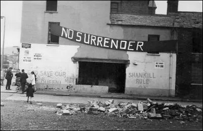 Combien de manifestants et pacifistes des droits civils ont été tués par l'armée britannique, le 30 janvier 1972, lors du Bloody Sunday ?