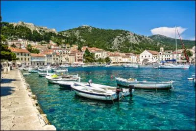 Dans quel pays peut-on se promener à Hvar ?