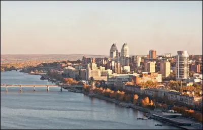 Où se trouve Dnipro (Дніпро), bordant le Dniepr ?