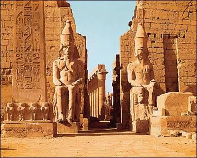 Le temple de Karnak se situe près de Louxor (Louqsor et anciennement Thèbes). Mais dans quel pays se trouve Louxor ?