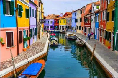 La superficie totale de ce pays est supérieure à 295 000 km². Vrai ou faux ?