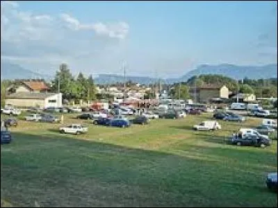 Avec des amis, nous cherchons une place sur le parking de la foire agricole de Beaucroissant. Nous sommes en Rh&ocirc;ne-Alpes, dans l'arrondissement de Grenoble, dans le d&eacute;partement ...